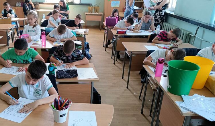 Ученици, деца и учители заедно засаждаха цветя в дворове на детски градини и училища