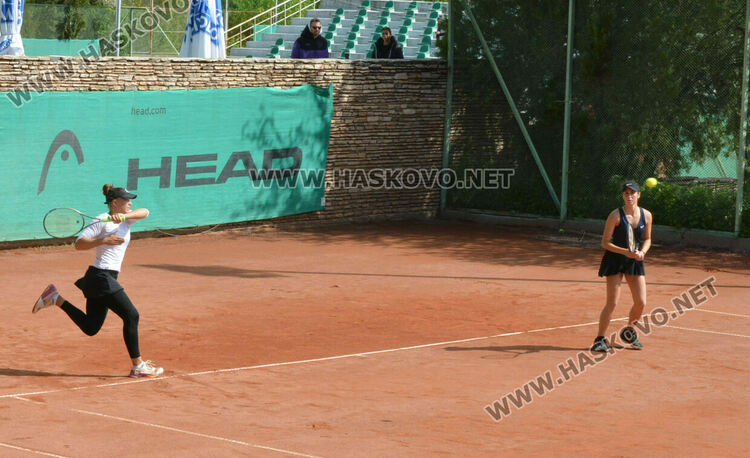 Полякини и италиано-румънски тандем триумфираха в надпреварите на двойки на тенис турнира в Хасково