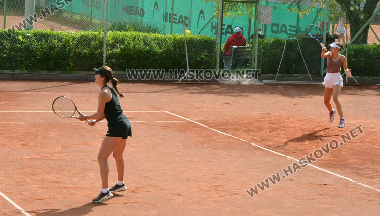 Полякини и италиано-румънски тандем триумфираха в надпреварите на двойки на тенис турнира в Хасково