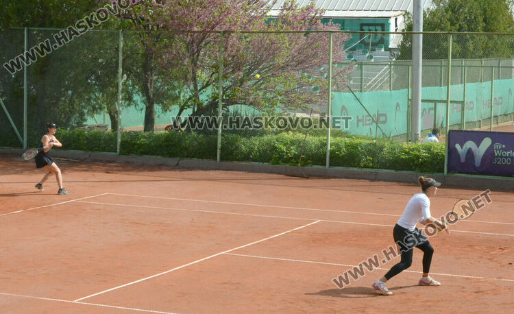 Полякини и италиано-румънски тандем триумфираха в надпреварите на двойки на тенис турнира в Хасково