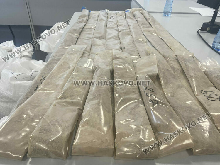 Задържаха рекордно за последните 5 години количество хероин на границата с Турция, превозвано в матраци от Иран