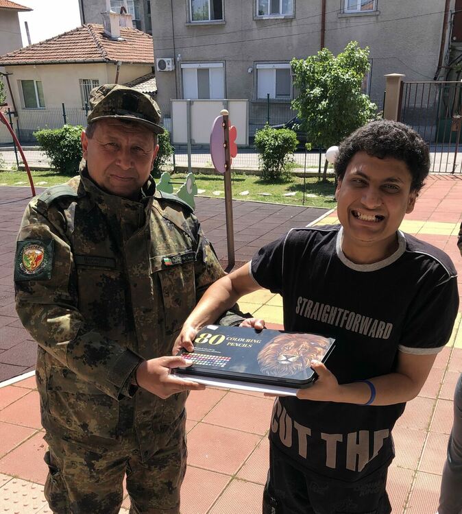      Военнослужещите от поделението в Корен обличат за бала момиче в неравностойно положение