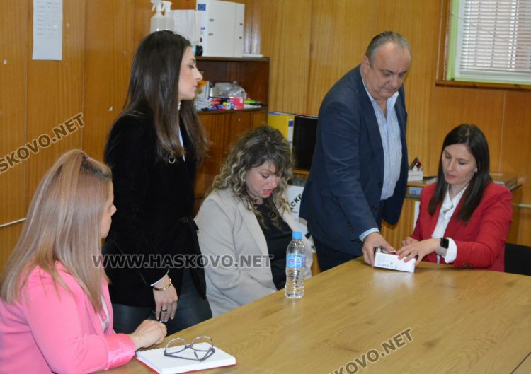 От РИК-Хасково се надяват отчитането на резултатите да е в единен протокол, без сумиране на данните от хартия и машини