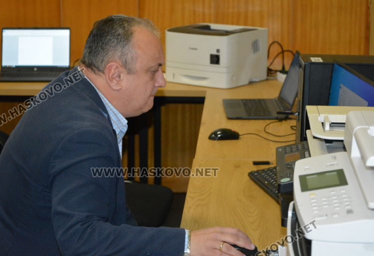 От РИК-Хасково се надяват отчитането на резултатите да е в единен протокол, без сумиране на данните от хартия и машини