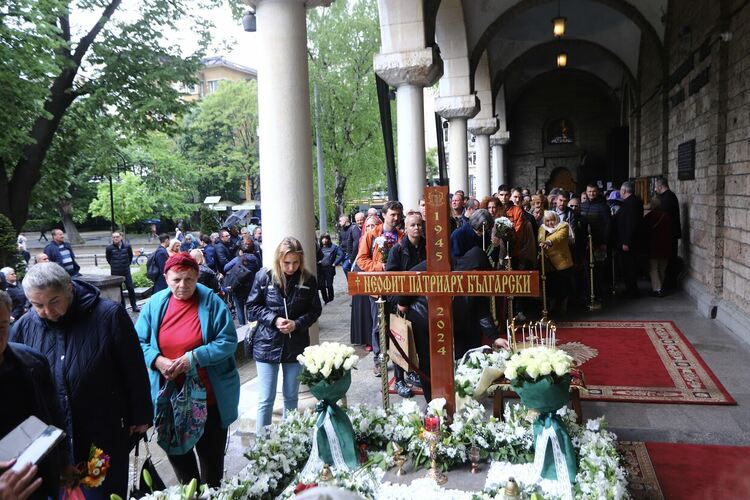 Архиерейска заупокойна света литургия за 40 дни от кончината на патриарх Неофит