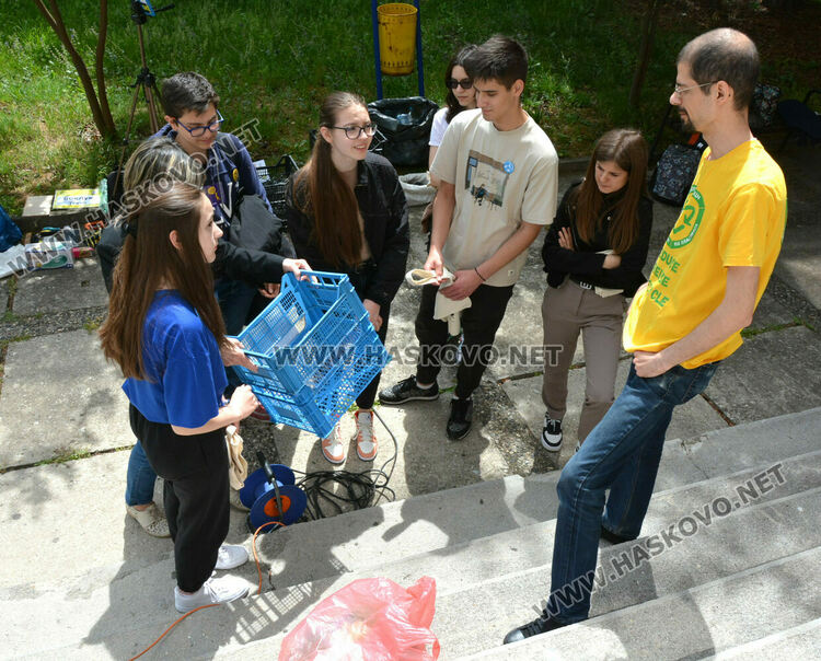 В Денят на Земята ученици превърнаха ненужната пластмаса в красиви бижута и кошове за сибиране на боклуци 