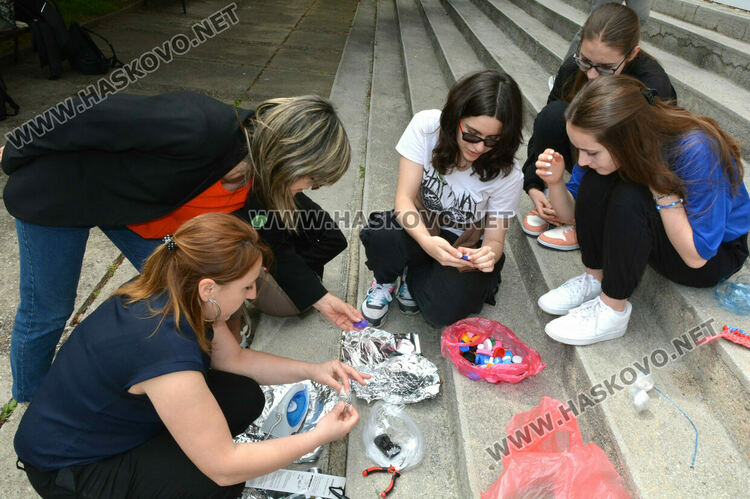 В Денят на Земята ученици превърнаха ненужната пластмаса в красиви бижута и кошове за сибиране на боклуци 