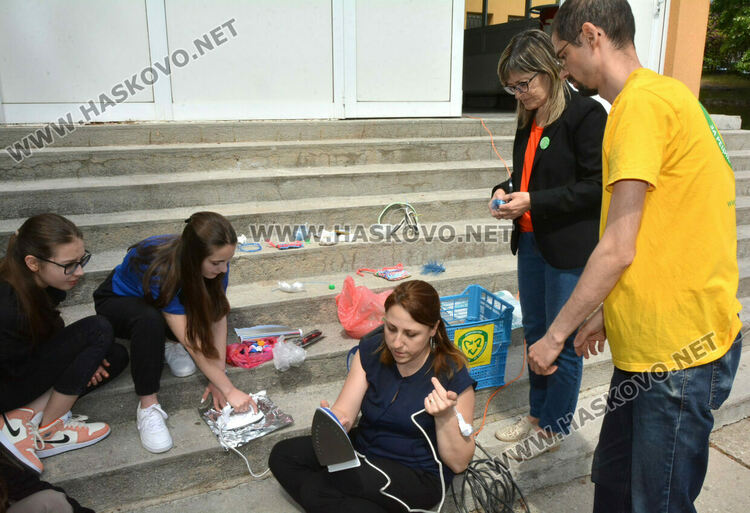 В Денят на Земята ученици превърнаха ненужната пластмаса в красиви бижута и кошове за сибиране на боклуци 