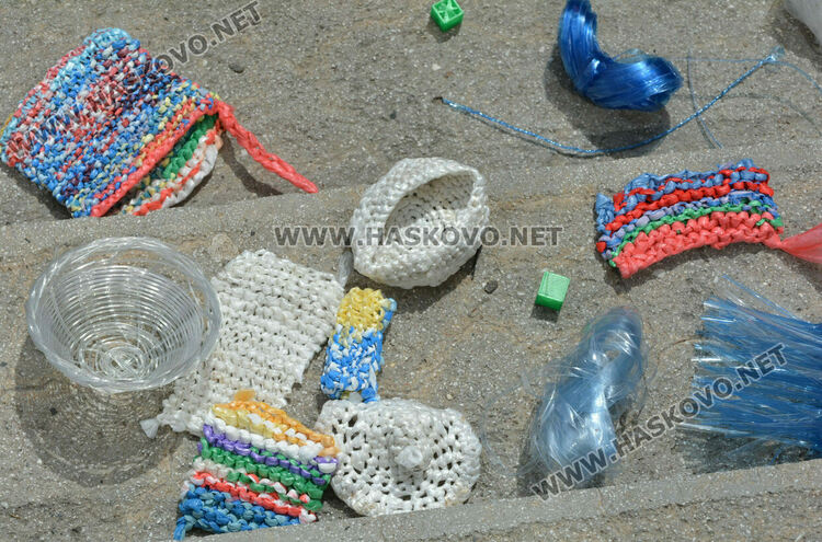 В Денят на Земята ученици превърнаха ненужната пластмаса в красиви бижута и кошове за сибиране на боклуци 