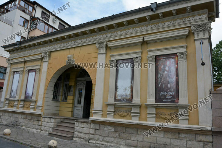 В галерия „Шаренков“ подредиха изложба с непоказвани картини от фонда си