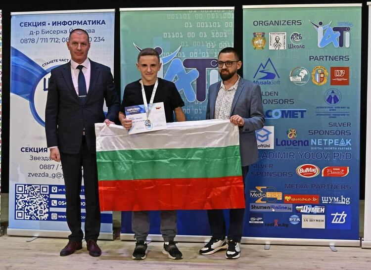 Никола Манолов 