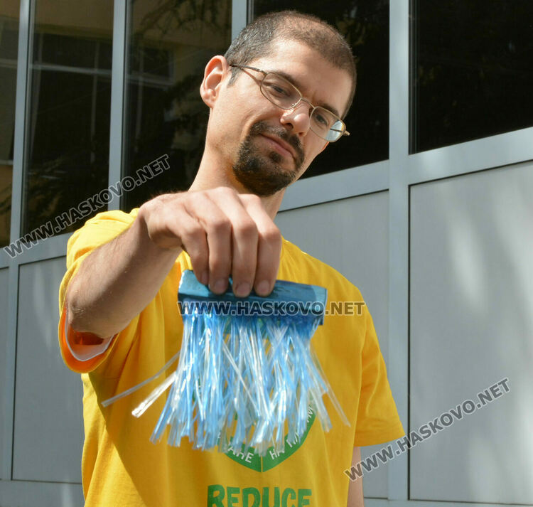 В Денят на Земята ученици превърнаха ненужната пластмаса в красиви бижута и кошове за сибиране на боклуци 