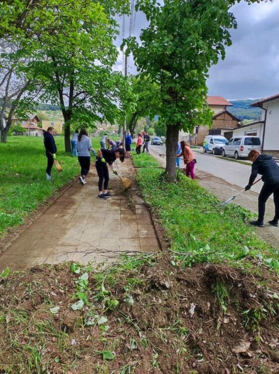 Доброволци и кметове от много населени места обединиха усилия, за да направят община Радомир по-чиста