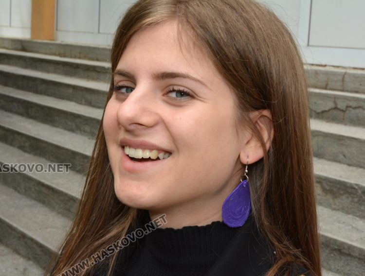 В Денят на Земята ученици превърнаха ненужната пластмаса в красиви бижута и кошове за сибиране на боклуци 