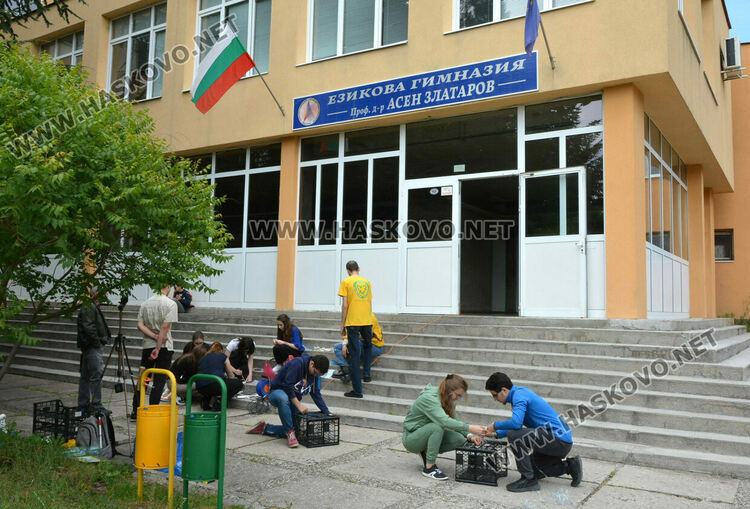 В Денят на Земята ученици превърнаха ненужната пластмаса в красиви бижута и кошове за сибиране на боклуци 