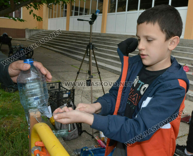 В Денят на Земята ученици превърнаха ненужната пластмаса в красиви бижута и кошове за сибиране на боклуци 