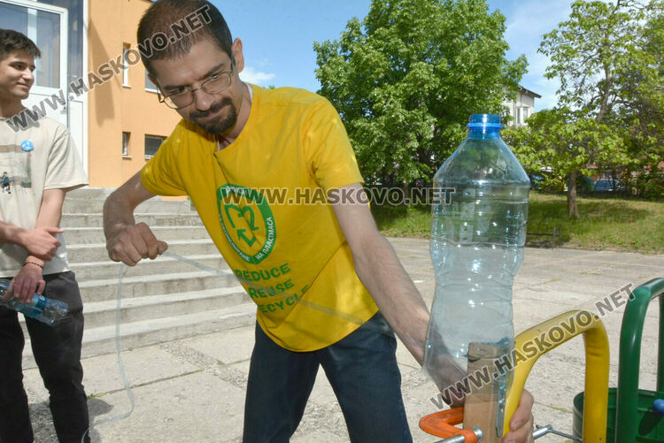 В Денят на Земята ученици превърнаха ненужната пластмаса в красиви бижута и кошове за сибиране на боклуци 