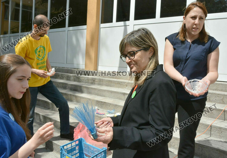 В Денят на Земята ученици превърнаха ненужната пластмаса в красиви бижута и кошове за сибиране на боклуци 
