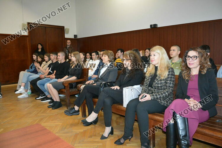 Симулация в съда: Ученици от ПМГ-Хасково влязоха в ролята на подсъдими, съдии и прокурори