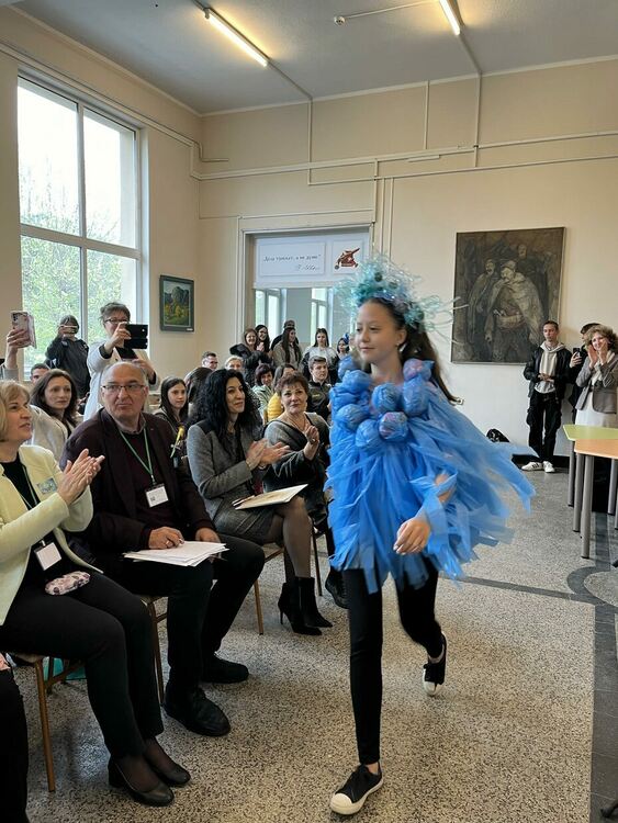 Ученици от Художествената гимназия изработиха и дефилираха с тоалети от ...торбички /ГАЛЕРИЯ/