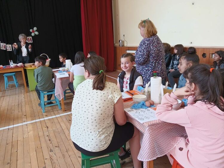 Работилница за писани яйца заработи в дебърското училище