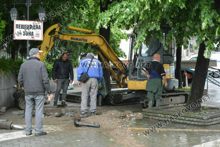 Разкопаха плочките в центъра на Хасково за отстраняване на ВиК авария