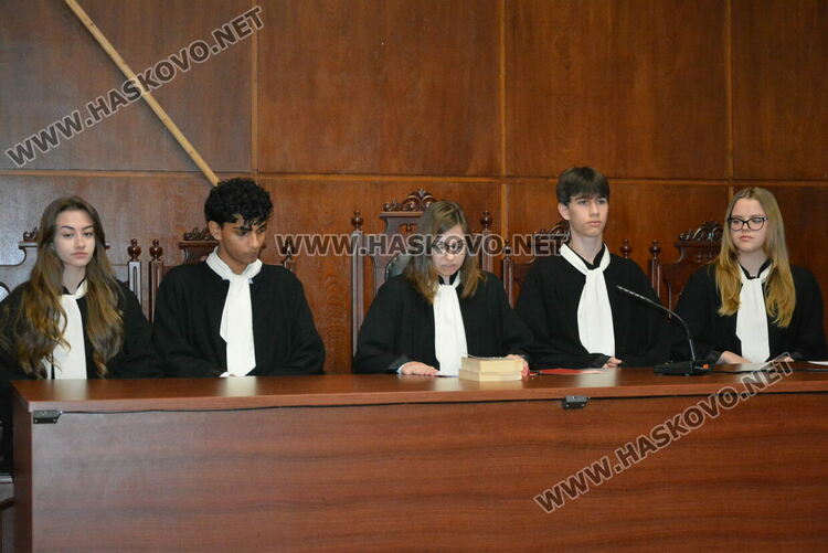 Симулация в съда: Ученици от ПМГ-Хасково влязоха в ролята на подсъдими, съдии и прокурори