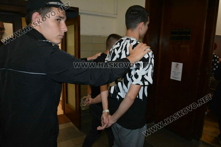 Симулация в съда: Ученици от ПМГ-Хасково влязоха в ролята на подсъдими, съдии и прокурори