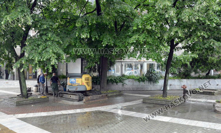 Разкопаха плочките в центъра на Хасково за отстраняване на ВиК авария