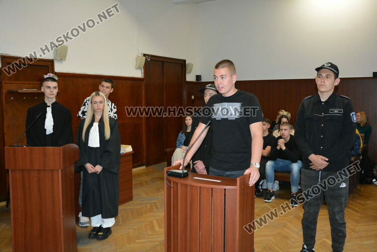 Симулация в съда: Ученици от ПМГ-Хасково влязоха в ролята на подсъдими, съдии и прокурори