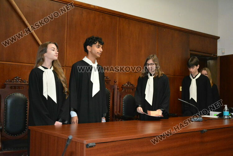 Симулация в съда: Ученици от ПМГ-Хасково влязоха в ролята на подсъдими, съдии и прокурори