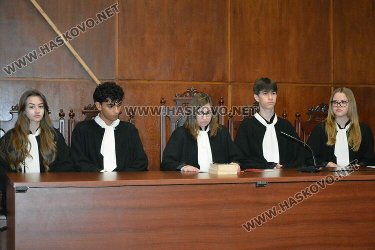Симулация в съда: Ученици от ПМГ-Хасково влязоха в ролята на подсъдими, съдии и прокурори