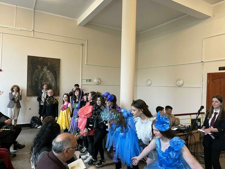 Ученици от Художествената гимназия изработиха и дефилираха с тоалети от ...торбички /ГАЛЕРИЯ/