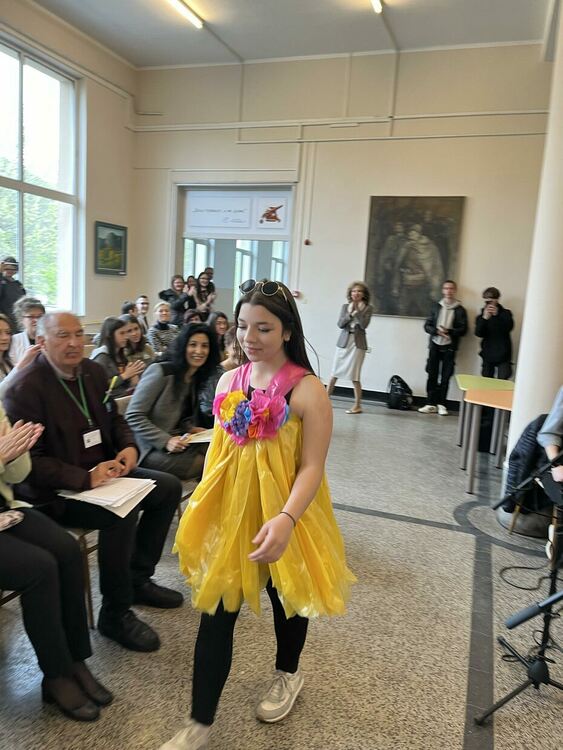 Ученици от Художествената гимназия изработиха и дефилираха с тоалети от ...торбички /ГАЛЕРИЯ/