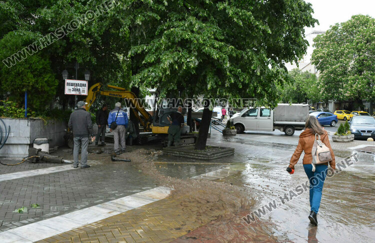Разкопаха плочките в центъра на Хасково за отстраняване на ВиК авария