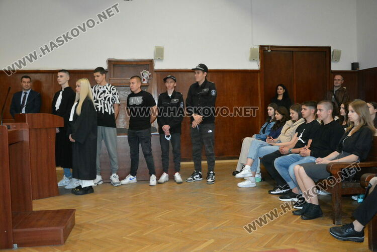 Симулация в съда: Ученици от ПМГ-Хасково влязоха в ролята на подсъдими, съдии и прокурори