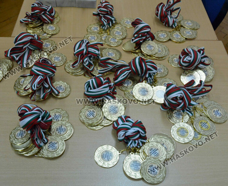 Участници от танцовите училища в Скопие и България на фестивалната сцената в Хасково за камерни изпълнения