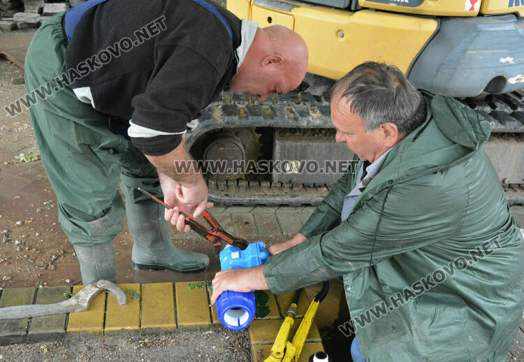Разкопаха плочките в центъра на Хасково за отстраняване на ВиК авария