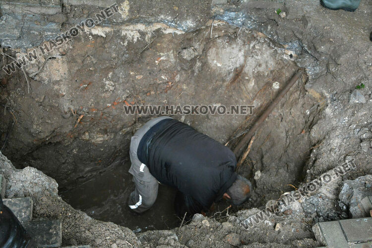 Разкопаха плочките в центъра на Хасково за отстраняване на ВиК авария