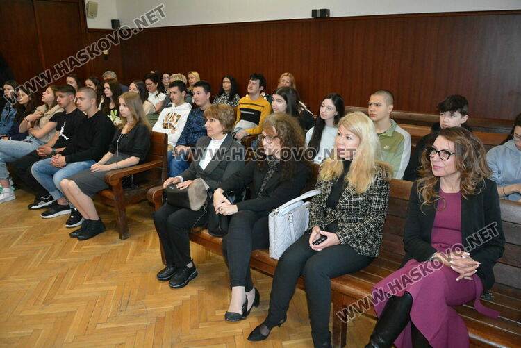 Симулация в съда: Ученици от ПМГ-Хасково влязоха в ролята на подсъдими, съдии и прокурори