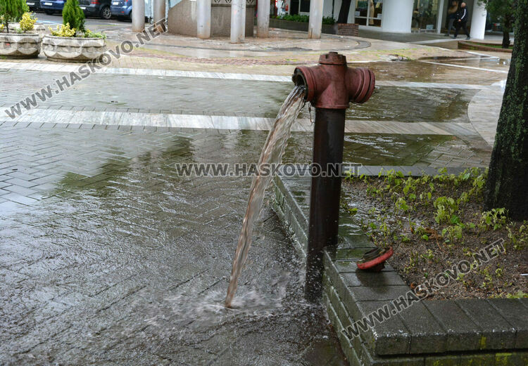 Разкопаха плочките в центъра на Хасково за отстраняване на ВиК авария