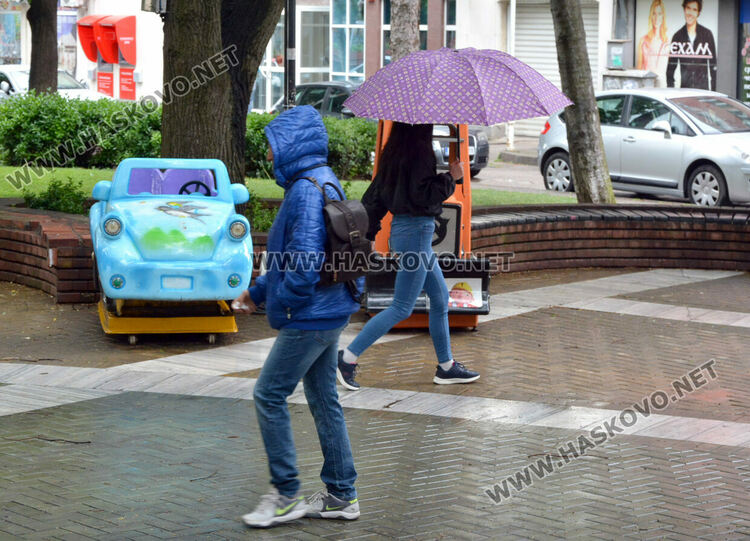 Облаци, дъжд и по-студено време във вторник