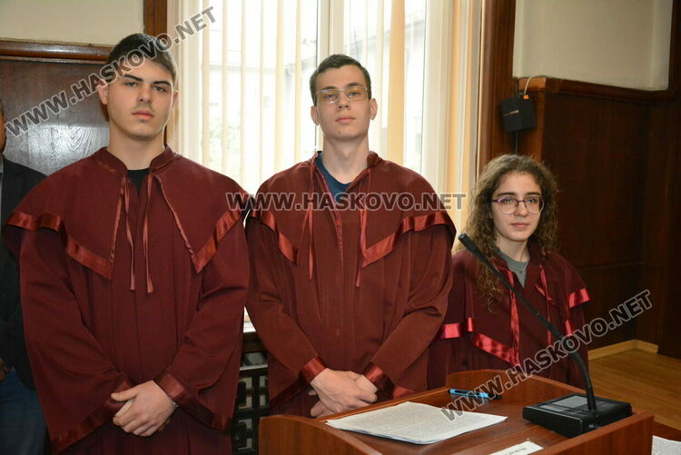 Симулация в съда: Ученици от ПМГ-Хасково влязоха в ролята на подсъдими, съдии и прокурори