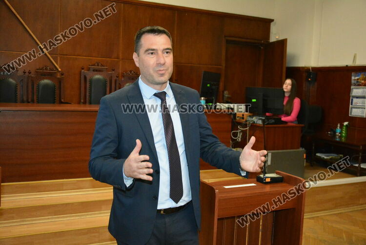 Симулация в съда: Ученици от ПМГ-Хасково влязоха в ролята на подсъдими, съдии и прокурори