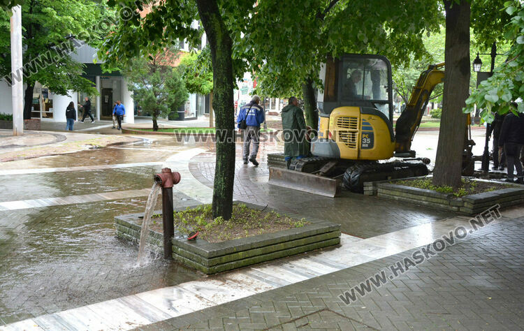 Разкопаха плочките в центъра на Хасково за отстраняване на ВиК авария