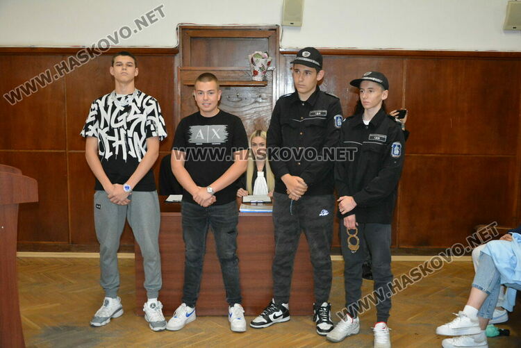 Симулация в съда: Ученици от ПМГ-Хасково влязоха в ролята на подсъдими, съдии и прокурори