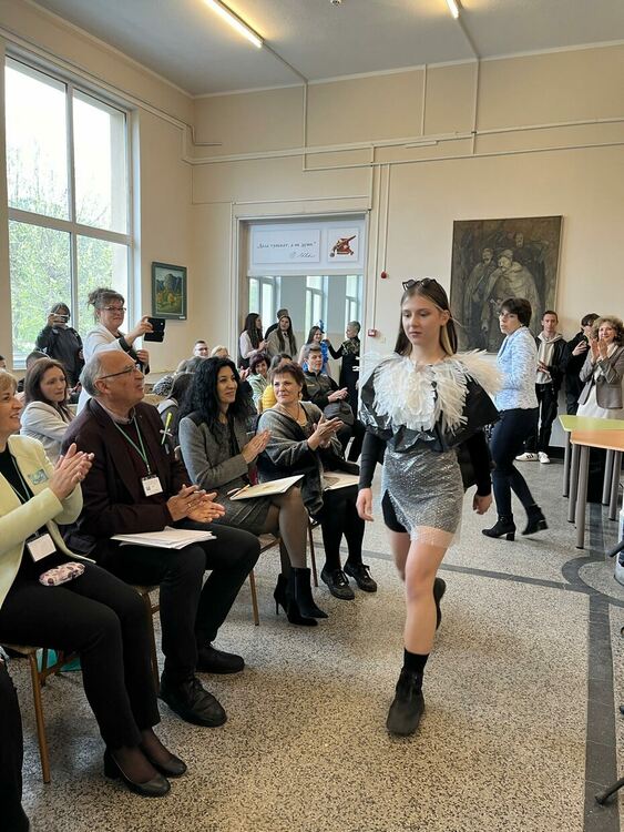 Ученици от Художествената гимназия изработиха и дефилираха с тоалети от ...торбички /ГАЛЕРИЯ/