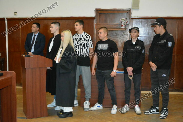 Симулация в съда: Ученици от ПМГ-Хасково влязоха в ролята на подсъдими, съдии и прокурори