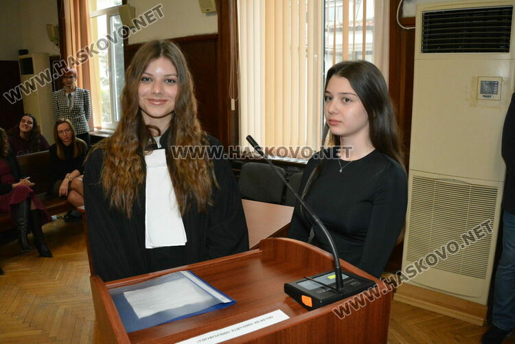Симулация в съда: Ученици от ПМГ-Хасково влязоха в ролята на подсъдими, съдии и прокурори