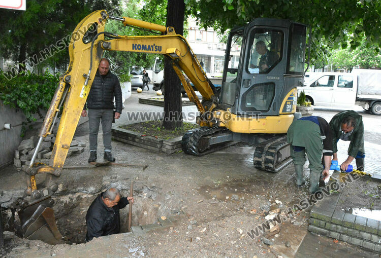Разкопаха плочките в центъра на Хасково за отстраняване на ВиК авария